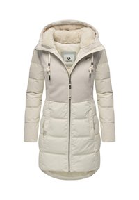 Manteau long rembourré crème avec une capuche douce en fausse fourrure, une fermeture éclair sur le devant et des poches latérales ; présente un tissu texturé et un design en color block.