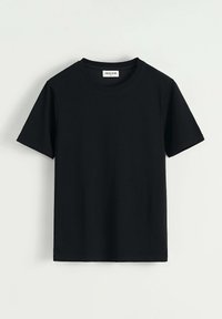T-shirt noir à manches courtes en tissu de coton, avec un col rond et une coupe droite, sans motifs ni embellissements visibles.