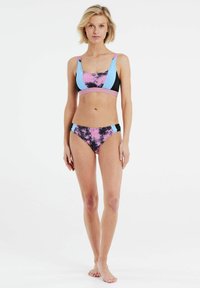 Bikini set s černým základem a růžovými a modrými prvky tie-dye. Vrchní díl má čtvercový výstřih; spodní díl je nízký s kontrastními panely.