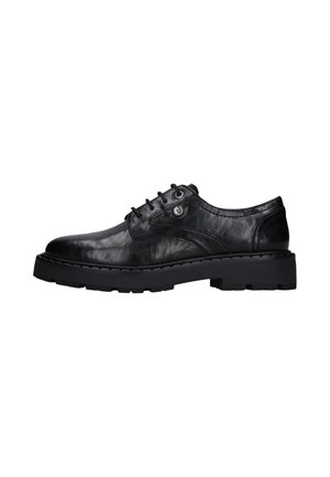 Zapato de vestir negro de cuero con cordones, suela gruesa y costuras detalladas, mostrado de lado sobre fondo blanco.