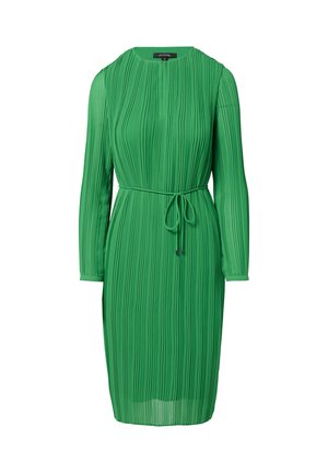 Zielona plisowana sukienka z długimi rękawami, okrągłym dekoltem i materiałowym paskiem w talii. Lekki materiał, gładka faktura i intensywny kolor.
