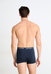 Boxer-briefs bleu marine en tissu doux, dotés d'une ceinture contrastante avec le logo "BJÖRN BORG", conçus pour un ajustement confortable.