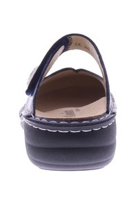 Marineblauwe sandaal met een open achterkant, bovenwerk van leer en een gevoerd voetbed. Witte stiksels accentueren de zool, die een lage, gevormde vorm heeft.