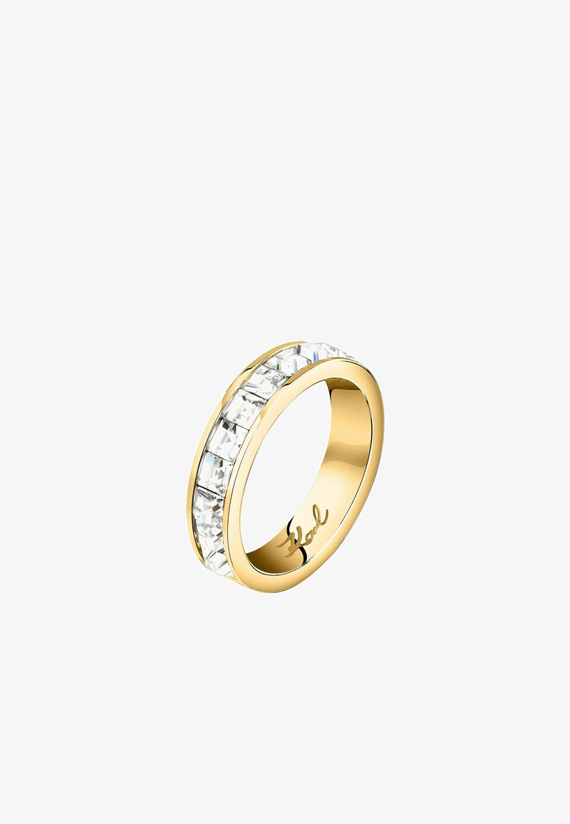 Anello in oro con una fila di cristalli chiari rettangolari incastonati in un canale. Finitura liscia e lucida con un interno brillante e un brand discreto.