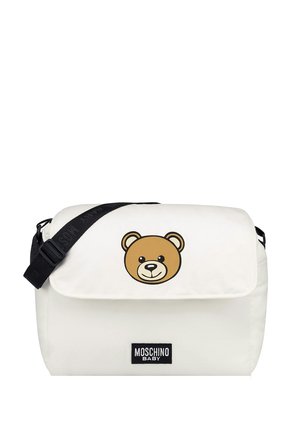 Hvid messenger taske med et bjørne grafik på lågklappen, sort justerbar rem og et sort Moschino Baby logo patch foran.