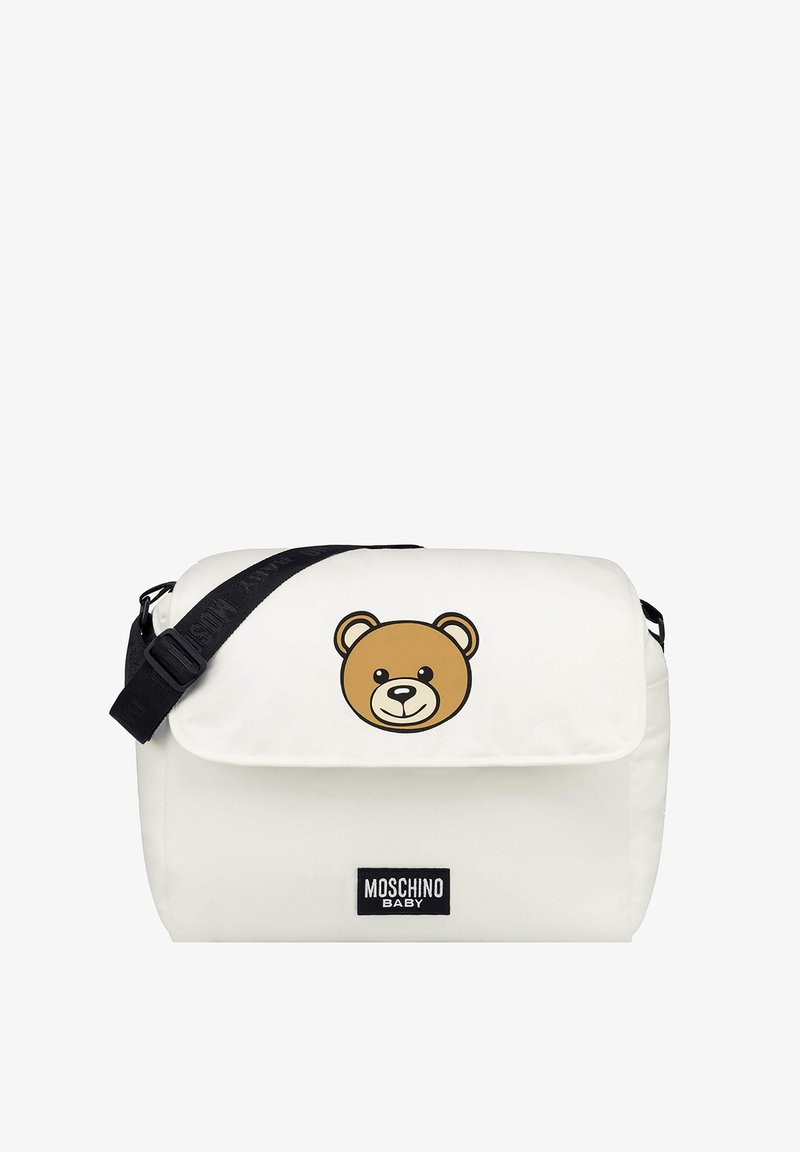 Sac messenger blanc avec un graphique d'ours sur le rabat, une sangle ajustable noire et un patch logo Moschino Baby noir à l'avant.