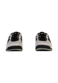 Sneaker grigio chiaro con accenti neri, materiali in tessuto e scamosciato, forma arrotondata, suola piatta in gomma e lacci neri.