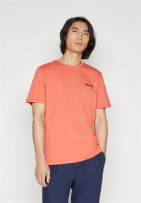 Timberland SMALL LINEAR LOGO PRINT TEE - Camiseta estampada - burnt sienna