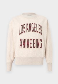 Μπεζ φούτερ με ριμπ μανσέτες και στρίφωμα, με μεγάλα βουργουνδί γράμματα που γράφουν "LOS ANGELES" και "ANINE BING" στο μπροστινό μέρος.