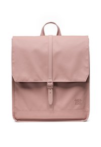 Mochila rosa hecha de material texturizado con una solapa de doble pliegue, hebilla ajustable y acentos cosidos. Presenta el logo en la parte delantera.
