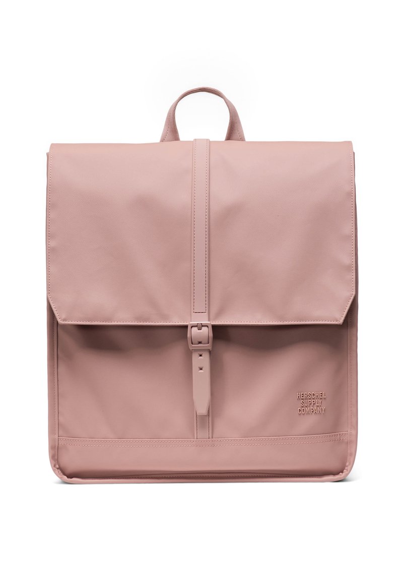 Mochila rosa hecha de material texturizado con una solapa de doble pliegue, hebilla ajustable y acentos cosidos. Presenta el logo en la parte delantera.