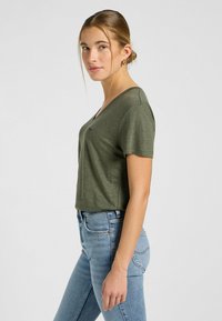 Lee SHORT SLEEVE V NECK REGULAR FIT - T-shirt basic - oak moss
