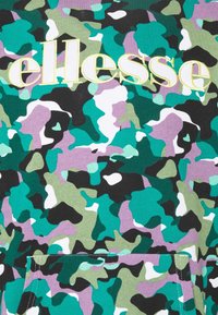 Sudadera con patrón de camuflaje que presenta tonos de verde, azul turquesa, púrpura y negro, con un destacado logo en blanco y amarillo de "ellesse".