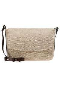 Beige texturerad axelväska med klaffstängning och justerbar mörkbrun läderrem mot vit bakgrund.