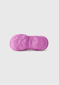 Semelle de chaussure en caoutchouc violet avec des motifs texturés en zigzag et circulaires. Présente un logo en relief et des détails de taille. Fini de surface lisse.