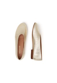 Ljust beige och metallisk guldballerina med rund tå, slät yta och en liten, brun staplad klack, med en enkel design.