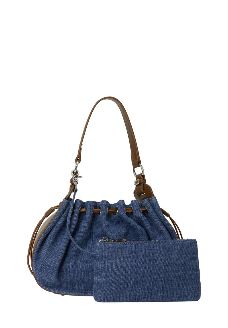 Denim handtas met een geraffineerd ontwerp, bruine leren accenten en een afneembare ritstas. Het hoofdlichaam is voornamelijk blauw.