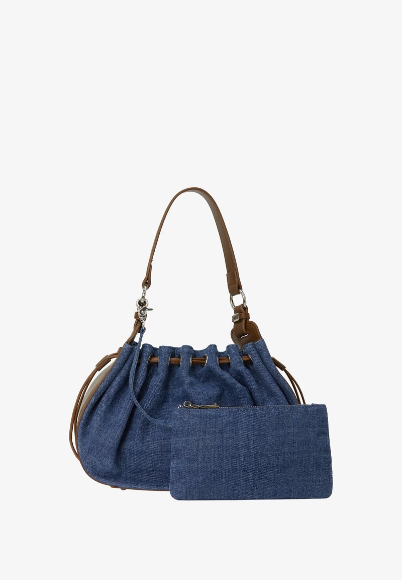 Jeans-Handtasche mit gerafftem Design, braunen Lederakzenten und einem abnehmbaren Reißverschlussbeutel. Der Hauptkörper ist überwiegend blau.