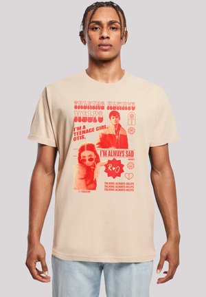 SEX EDUCATION OTIS TALKING HELPS NETFLIX TV SERIES - Print T-shirt - sand