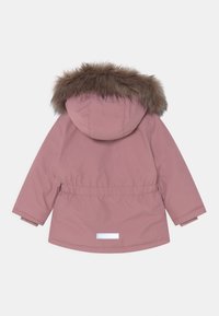 Parka rose imperméable avec bordure en fausse fourrure sur la capuche, taille élastique et accent réfléchissant au dos. Tissu lisse et durable.