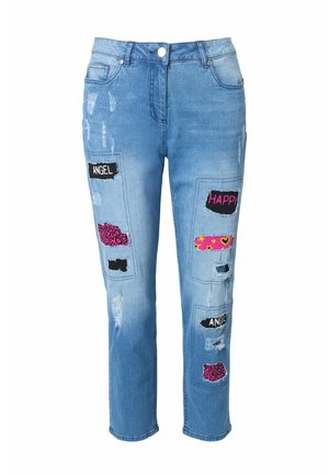 Los pantalones vaqueros de mezclilla de color azul claro presentan acentos desgastados, múltiples parches con texto y patrones vibrantes en rosa y negro.
