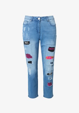 Jeans in denim azzurro chiaro presentano dettagli strappati, diversi toppe con testo e motivi vivaci in rosa e nero.