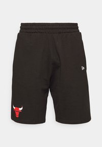 Mustat urheilushortsit joustavalla vyötäröllä, Chicago Bullsin punainen härkälogo vasemmassa jalassa ja pieni valkoinen New Era -logo oikeassa jalassa.