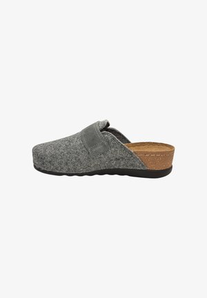 Sabots gris avec un accent en liège au niveau du talon et une semelle en caoutchouc noir. Présentent un dessus doux et texturé, ainsi qu'un design simple à enfiler.