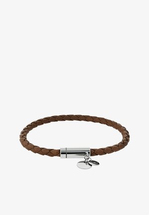 Braunes geflochtenes Lederarmband mit zylindrischem Silberverschluss und zwei kleinen silbernen Anhängern, die am Verschluss befestigt sind.