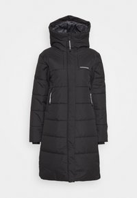 Abrigo de invierno acolchado negro con capucha, cierre de cremallera, bolsillos laterales y detalle de logo en el pecho. Presenta una silueta recta y una textura suave.