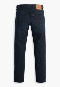Sötétkék Levi's farmernadrág vízszintesen kiterítve, láthatóak a hátsó zsebek, a bőrből készült márkajelzés a derékrészen és a piros Levi's címke a jobb zseben.
