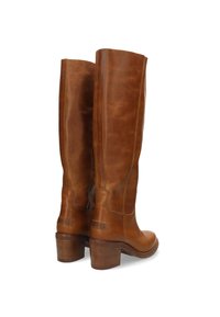 Stivali alti in pelle marrone presentano un design elegante, punta rotonda e tacco impilato. Dettagli di cucitura notevoli e marchio sul tacco.