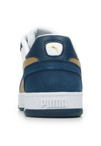 Sneakers blu navy e bianche realizzate in materiale scamosciato e pelle, con accenti dorati, colletto imbottito e suola in gomma bianca con il marchio "PUMA".