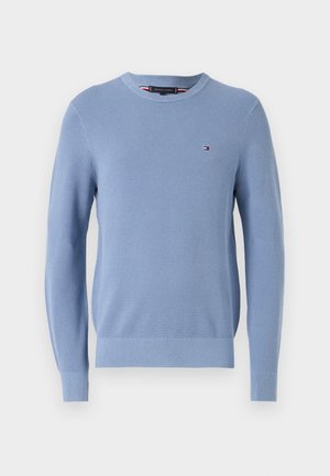 Lichtblauwe gebreide trui met een ronde hals, lange mouwen en een small geborduurd logo op de borst. Textuurstof met geribbelde manchetten.