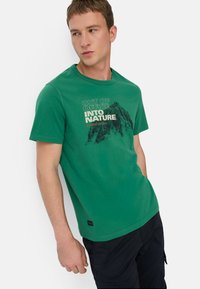 camel active MIT RUNDHALSAUSSCHNITT - T-shirts print - green