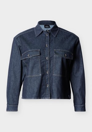 Jachetă din denim albastru închis, cu mâneci lungi, două buzunare frontale cu clapetă, închidere cu nasturi și guler clasic.