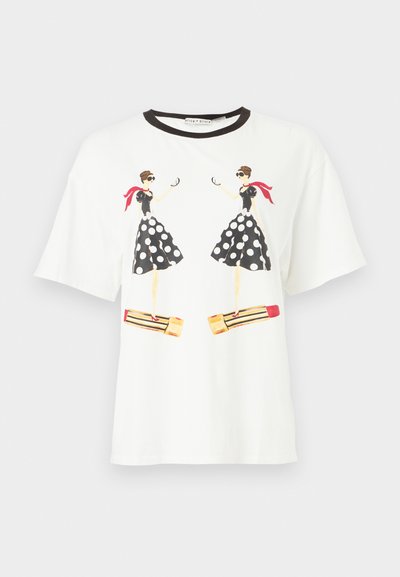 Valkoinen t-paita, jossa on graafinen printti kahdesta hahmosta musta-valkoisissa pilkkumekoissa, punaisilla korostuksilla ja kontrastivärisellä mustalla kaula-aukolla.