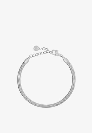 Pulsera de plata con un diseño flexible y tejido, que cuenta con un cierre de langosta y una cadena ajustable con una pequeña placa adjunta.