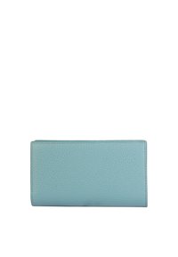 Portafoglio in pelle blu chiaro con superficie texture, forma rettangolare e cuciture pulite. La parte anteriore presenta un design liscio e senza interruzioni.