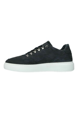 Schwarze Wildlederschuhe mit silbernen Beschlägen, weißer Gummisohle und genähten Details. Flaches Design mit rundem Zehenbereich.