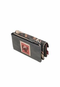 Billetera de cuero gris con un interior de patrón camuflaje, cierre de cremallera y un parche gráfico en rosa y crema en la parte frontal. Incluye una pequeña etiqueta.
