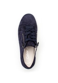 Baskets en nubuck bleu marine avec lacets noirs, fermeture éclair sur le côté, semelle blanche et semelle intérieure beige étiquetée "Gabor" sur fond blanc.