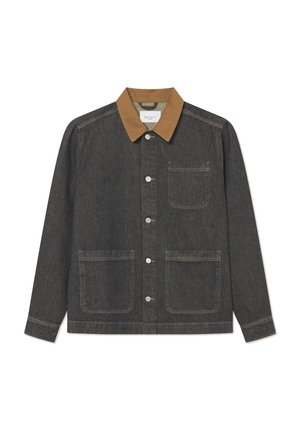 Veste en denim avec un corps gris foncé, un col marron, des boutons-pression à l'avant et deux grandes poches avant, avec des détails de couture visibles.