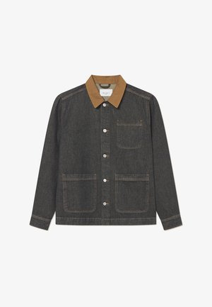 Tumesinari denim jakk, millel on tumesinine keha, pruuni krae, ees nupud ja kaks suurt eesmist taskut koos nähtavate õmblusdetailidega.