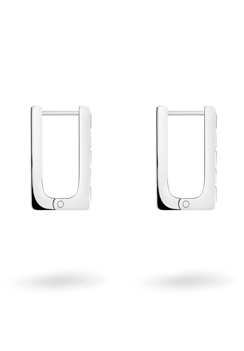 Silberne rechteckige Creolen mit glänzender Oberfläche, die ein hohles Zentrum und drei vertikale Rillen auf einer Seite aufweisen.