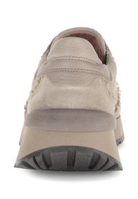 Beige leren en suedemodel schoen met een dikke zool. Het hielontwerp heeft een gestructureerde rubberen buitenzool, wat grip en stabiliteit toevoegt.