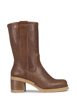 Botas de cuero marrón hasta la rodilla con un acabado texturizado, un tacón moderado y costuras decorativas a lo largo de la suela. Incluye acentos elásticos laterales.