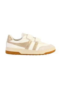 Sneaker bianca con dettagli dorati, strap in velcro e una texture liscia. Presenta una suola in gomma e perforazioni sottili nella zona delle dita.