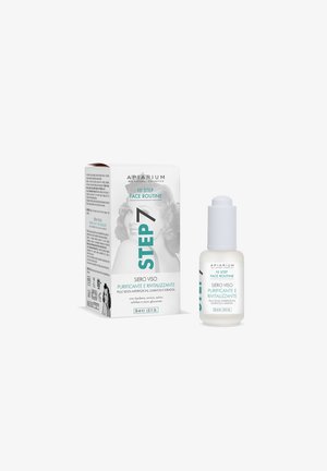 Bottiglia di siero viso e confezione etichettate "Apiarium Step 7", prodotto per la routine viso purificante e rivitalizzante per una pelle luminosa e idratata, 30 ml.