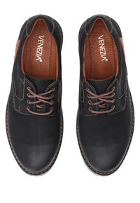 Zwarte leren veterschoenen met bruine accenten, gestikte details en een textuur inlegzool. Heeft een gladde afwerking en een ronde te ontwerp.